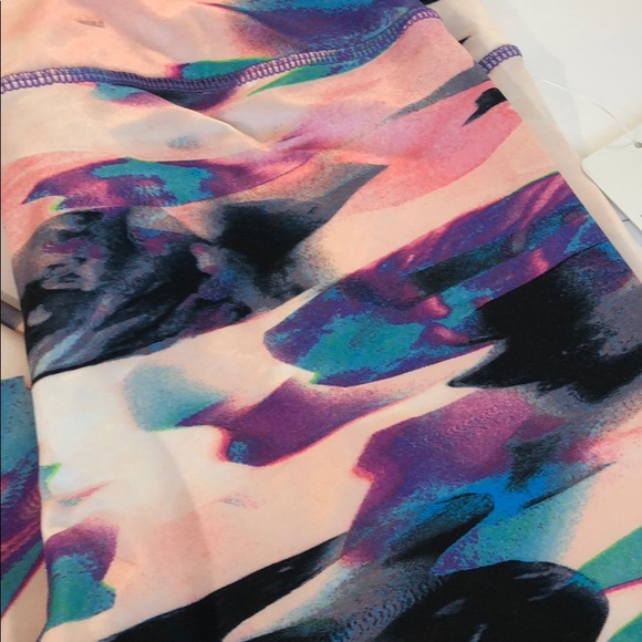 Layer8 compression Camo leggings. - Picture 3 of 4